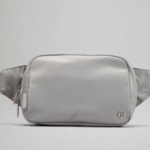 lululemon Everywhere Belt Bag 2L - Silver Drop